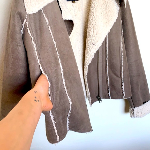 Small suede zip up jacket with fleece inside - Picture 6 of 6